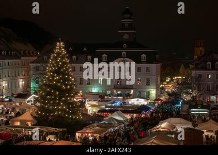 Saarbrücken Weihnachtsmarkt im alten Teil der Stadt in der Nacht, Saarland, Deutschland Stockfoto