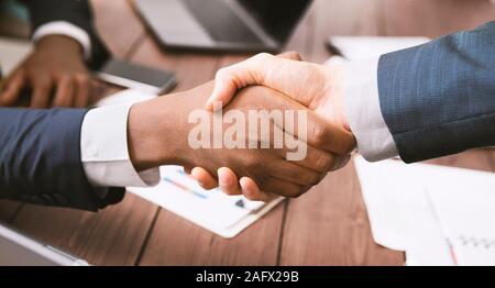 Handshake der afrikanischen amerikanischen und kaukasischen Geschäftspartner Stockfoto