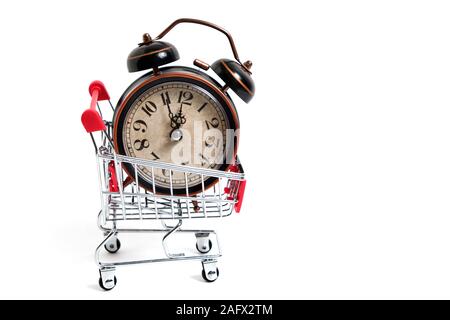 Retro Wecker im Warenkorb auf weißem Hintergrund. Stockfoto