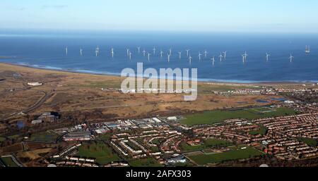 Luftaufnahme eines Windparks mit Windkraftanlagen vor der Küste von Teesside in der Nähe von Redcar Stockfoto