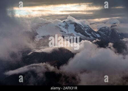 Gash Sonnenlicht auf die Marmolada Gruppe die Berge bei Sonnenuntergang. Eindrucksvollen Wolken und Atmosphäre. Die Dolomiten. Italienische Alpen. Europa. Stockfoto