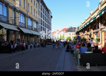 Die Leute sitzen in Cafés und Restaurants in einem ruhigen, sauberen Street im Stadtzentrum von Göteborg, Schweden, im Sommer. Stockfoto