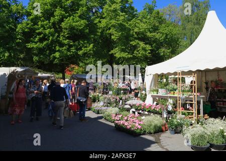 Menschen gehen vorbei an der Lindome Floristerna Festzelt und anderen Marktständen pflanzen verkauf im Vergnügungspark Liseberg in Göteborg, Schweden. Stockfoto