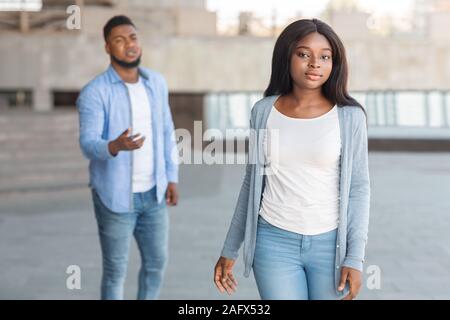 Traurig schwarze Frau lassen Ihr beschweren Freund nach Streit Stockfoto