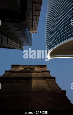 Wolkenkratzer auf der Plantation Lane einschließlich der Gebäude, der "Walkie Talkie" dominieren die Londoner City Skyline im Finanzzentrum von London, England, Großbritannien Stockfoto