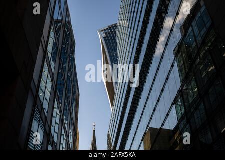 Wolkenkratzer auf der Plantation Lane einschließlich der Gebäude, der "Walkie Talkie" dominieren die Londoner City Skyline im Finanzzentrum von London, England, Großbritannien Stockfoto