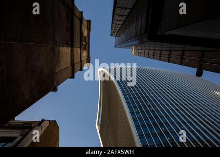 Wolkenkratzer auf der Plantation Lane einschließlich der Gebäude, der "Walkie Talkie" dominieren die Londoner City Skyline im Finanzzentrum von London, England, Großbritannien Stockfoto