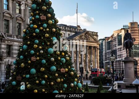 Weihnachtsbaum am Royal Exchange von Fortnum & Mason mit Blick auf Bank Station und Mansion House, City of London, England, Vereinigtes Königreich Stockfoto