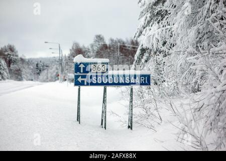 Schnee bedeckt Schild Finnland Stockfoto