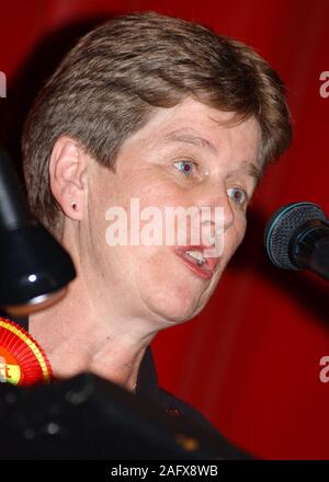 Der walisischen Versammlung Wahlen, Mai 2003, Vale von Glamorgan Grafen an der Memorial Hall, Barry. 1/5/03. Jane HUTT feiert ihr in das Tal von Glamorgan zählen in Barry gewinnen. Stockfoto