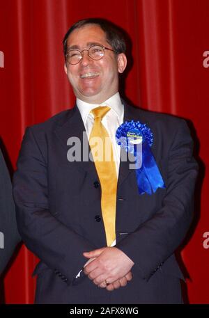 Der walisischen Versammlung Wahlen, Mai 2003, Vale von Glamorgan Grafen an der Memorial Hall, Barry. 1/5/03. Konservative David Verschmelzung dargestellt an das Tal von Glamorgan zählen in Barry. Stockfoto