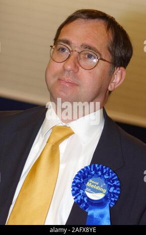 Der walisischen Versammlung Wahlen, Mai 2003, Vale von Glamorgan Grafen an der Memorial Hall, Barry. 1/5/03. Konservative David Verschmelzung dargestellt an das Tal von Glamorgan zählen in Barry. Stockfoto