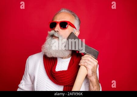 Close-up Portrait seiner er schön attraktiv aussehenden Inhalt viril Männlich grauhaariger Mann Macho in Pullover Pullover vorgibt shaving razor Ax Stockfoto