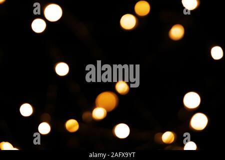 Zusammenfassung Hintergrund mit goldenen Glitter light Bokeh auf schwarzem Hintergrund isoliert. Es kann als Overlay Design verwendet werden. Stockfoto