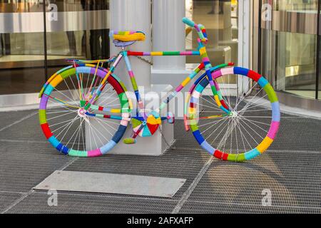 Rainbow Bike mit farbigen Fäden, Transport in der Hippie boho Stil dekoriert. Schöne Fahrräder keine Personen Stockfoto