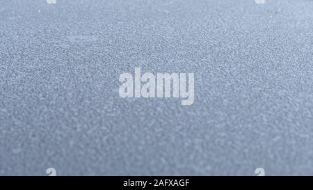 Reim auf Auto Glas, eine dünne Schicht aus Eis, Hintergrund Textur Hintergrund Tapete. Beginn des Winters, die ersten Fröste, die Bildung von Schneeflocken Stockfoto