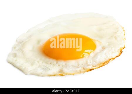 Einzelnes Spiegelei mit knusprigen Rändern isoliert auf Weiss. Stockfoto