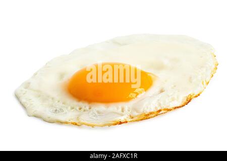 Einzelnes Spiegelei mit knusprigen Rändern isoliert auf Weiss. Stockfoto