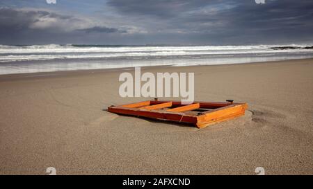 Barranan/Spanien - 15. Dezember 2019: Bleibt am Strand shack bis auf einem Strand in Barranan Galicien Spanien gewaschen Stockfoto