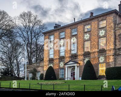 Weihnachtslichter auf Knaresborough Haus in der Dämmerung Knaresborough North Yorkshire England Stockfoto