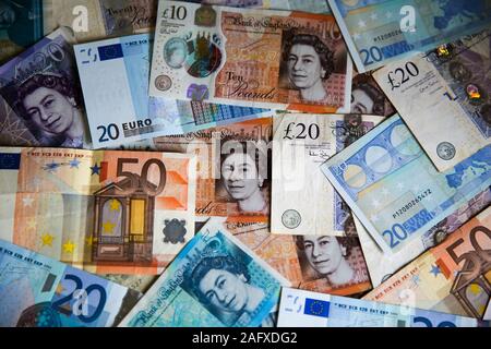 UK Britische Pfund und Euro- Banknoten. Stockfoto