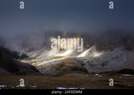 Sonnenlicht an der Bergwand und schreit. Die Fanes (Fanis) Gruppe, Gran Lagazuoi. Die Dolden. Italienische Alpen. Europa. Stockfoto