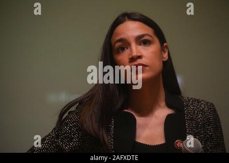 Dezember 17, 2019, New York, NY, USA: 14.12.2019: Alexandria Ocasio-Cortez ein Rathaus gehalten an der P.S. 150, 40-01 43rd Ave, in Sunnyside, Queens. ... NY TAGESZEITUNGEN HERAUS! (Bild: © Dan Herrick/ZUMA Draht) Stockfoto