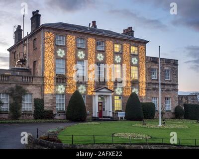 Weihnachtslichter auf Knaresborough Haus in der Dämmerung Knaresborough North Yorkshire England Stockfoto