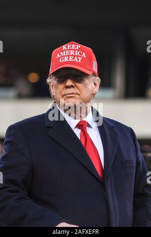 Us-Präsident Donald trägt ein Amerika große Kappe an dem 120 Army-Navy Fußball Spiel halten am Lincoln Financial Field Dezember 14, 2019 in Philadelphia, Pennsylvania. Marine den Titel schlagen Armee 31-7 zurückgefordert. Stockfoto