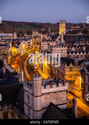 Magdalen Tower, Magdalen College, und die Hohe Straße, Nacht, Landschaft, Universität Oxford, Oxford, Oxfordshire, England, UK, GB. Stockfoto