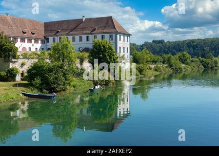 Landschaft am Rhein mit ehemaligen Klostergebäude des Kloster Rheinau, Kanton Zürich, Schweiz, Europa Stockfoto