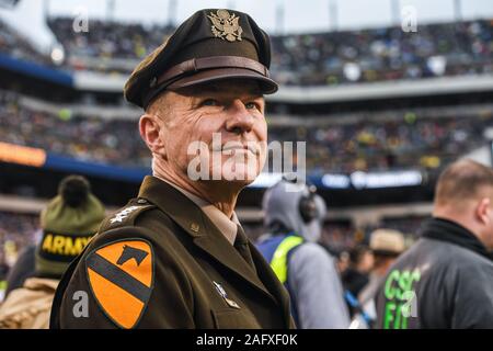 Generalstabschef der Armee, General James C. McConville, während die 120 Army-Navy Fußballspiel am Lincoln Financial Field Dezember 14, 2019 in Philadelphia, Pennsylvania. Marine den Titel schlagen Armee 31-7 zurückgefordert. Stockfoto