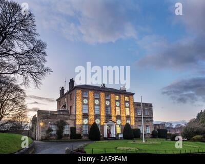 Weihnachtslichter auf Knaresborough Haus in der Dämmerung Knaresborough North Yorkshire England Stockfoto