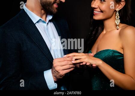 Schließen 7/8-up Portrait seiner er ihr, daß sie schön herrlich charmante Perfekte attraktiven Luxus fröhliche zwei Person Soul Mate dass teure vorschlagen Stockfoto