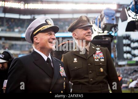 Leiter der Marineoperationen Adm. Mike Gilday, Links, und Generalstabschef der Armee, General James C. McConville, während die 120 Army-Navy Fußballspiel am Lincoln Financial Field Dezember 14, 2019 in Philadelphia, Pennsylvania. Marine den Titel schlagen Armee 31-7 zurückgefordert. Stockfoto