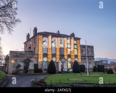 Weihnachtslichter auf Knaresborough Haus in der Dämmerung Knaresborough North Yorkshire England Stockfoto