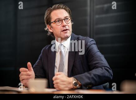 Berlin, Deutschland. 17 Dez, 2019. Andreas Scheuer (CSU), Bundesminister für Verkehr und digitale Infrastruktur, während eines Interviews. Quelle: Michael Kappeler/dpa/Alamy leben Nachrichten Stockfoto