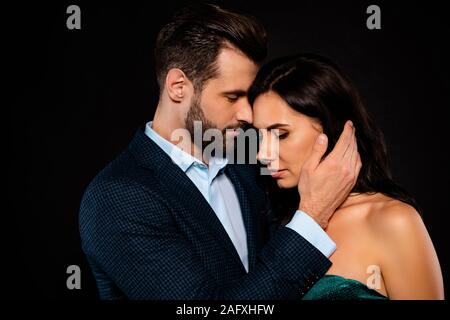 Close-up Portrait seiner er ihr, daß sie schöne attraktive Liebe, nette liebenswerte zarte Winsome glamouröse luxuriöse 2 Personen streicheln isoliert Stockfoto