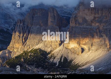 Sonnenlicht auf Berg Wand- und Geröllfeldern. Der Fanes Gruppe in die Dolomiten. Italienische Alpen. Europa Stockfoto