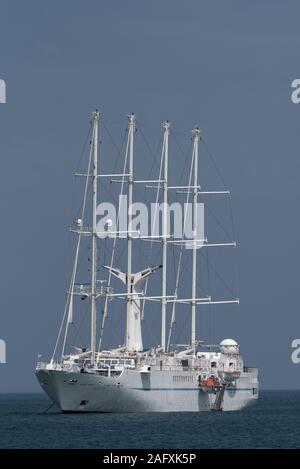 Die große schöne Segelschiff vor dem Hafen von Panama City 2 Stockfoto