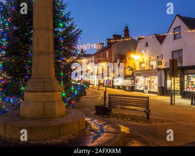 Weihnachtsbeleuchtung auf dem Markt in Knaresborough North Yorkshire England Stockfoto