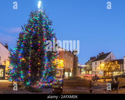 Weihnachtsbeleuchtung auf dem Markt in Knaresborough North Yorkshire England Stockfoto