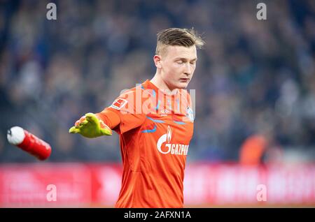 Goalwart Markus Schubert (GE), Geste, Gestik, wirft seine Trinkflasche Fussball 1. 1. Fussballbundesliga, 15. Spieltag, FC Schalke 04 (GE) - Eintracht Frankfurt (F) 1:0, am 15. Dezember 2019 in Gelsenkirchen. € | Nutzung weltweit Stockfoto