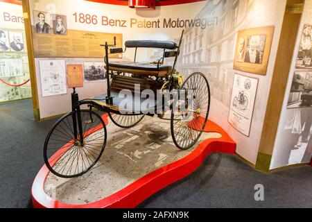 Ein 1886 Benz Patent Motorwagen an der Haynes International Motor Museum, Sparkford, Somerset, Großbritannien Stockfoto