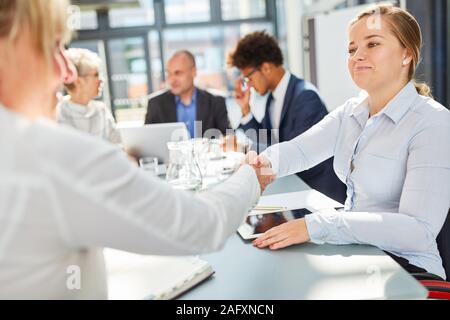 Zwei Geschäftsfrauen handshaking in einer Verhandlung oder Konferenz Stockfoto