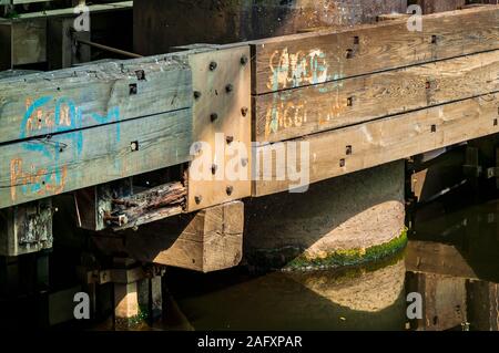 Close-up von Planken auf der Unterseite der Conisborough Brücke, den Fluss Don Kreuzung auf der Bahnlinie nach Doncaster Sheffield Stockfoto