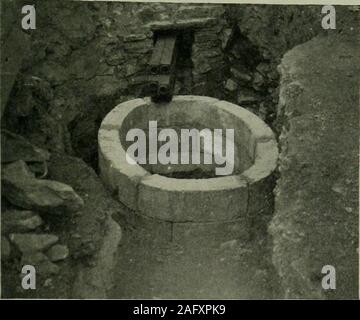 . Elektrische Welt. FIO. I.-SECTIONAL ELEVATION GULLIDECKEL. Ein Standard. Die Wände der Begu bestehen aus separaten hori-zontal Schichten oder Ringe aus Beton Blöcke in zwei verschiedenen Größen andshapes - 8 Blocks zu einem Ring gebaut, auf einem 6-Zoll-Stiftung von Con-Kreta. Die vier Ende Wand Blöcke, genau wie in Größe und Form, sind umgekehrt oder gewendet Ende für Ende in jedem separatelayer werden, so dass alle Gelenke kaputt sind, oder versetzt, wie durch thesectional Höhe dargestellt. Die Bausteine können alle geeigneten Höhe vorgenommen werden. In Spritzguss, groovesare gebildet, in die flachen Oberflächen der Bausteine (Feigen, ich Stockfoto