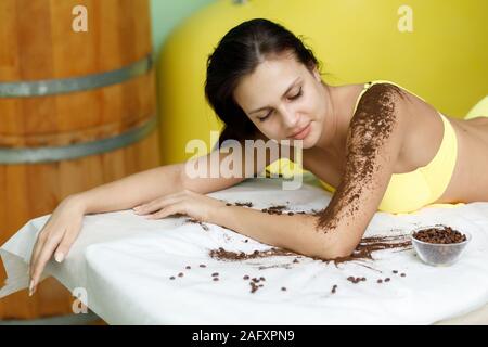 Frau brunette getting Kaffee Peeling Behandlung in Schönheit oder Spa Salon Stockfoto