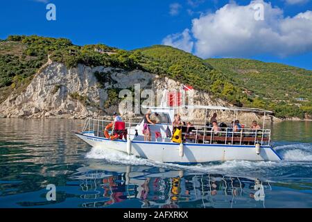 Tauchboot vor der Küste von Zakynthos, Griechenland | Dive Boot an der felsigen Küste der Insel Zakynthos, Griechenland Stockfoto