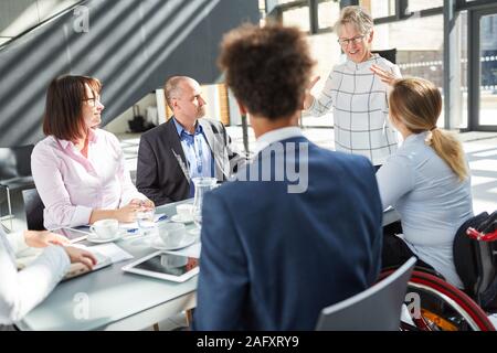 Chef eine Präsentation des Projekts für Ihr Team in einem business Meeting Stockfoto
